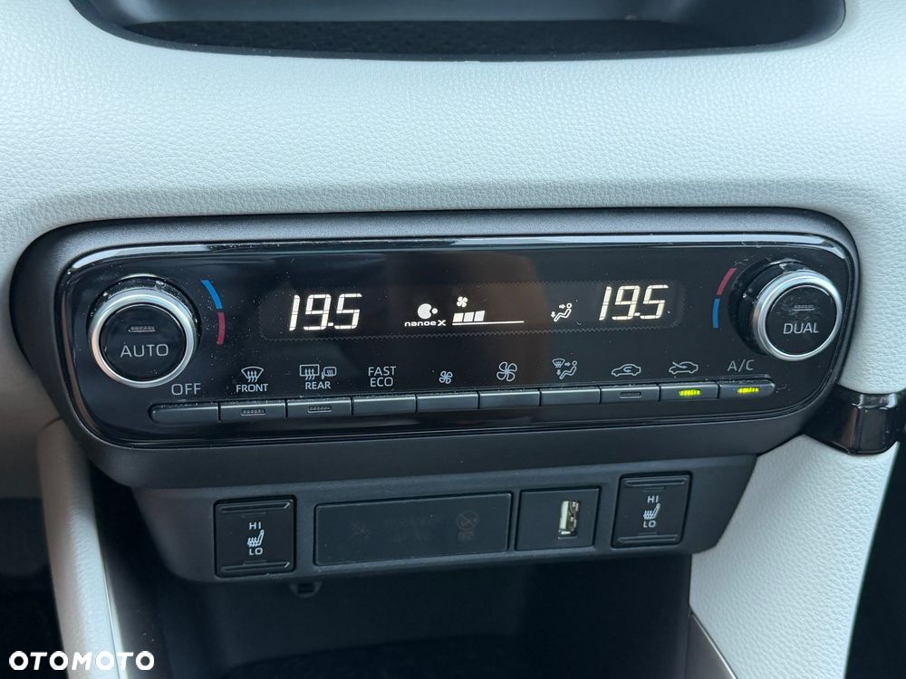 Toyota Yaris Hybrid 100 Selection Platinum - 17