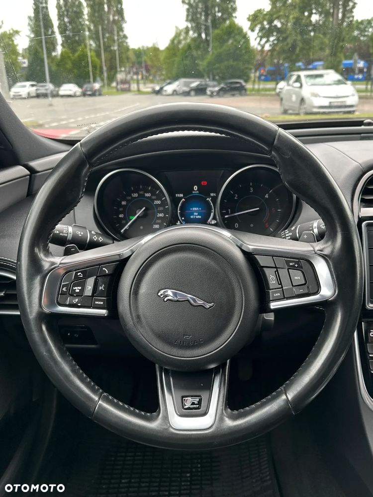 Jaguar XE 20d R-Sport - 27