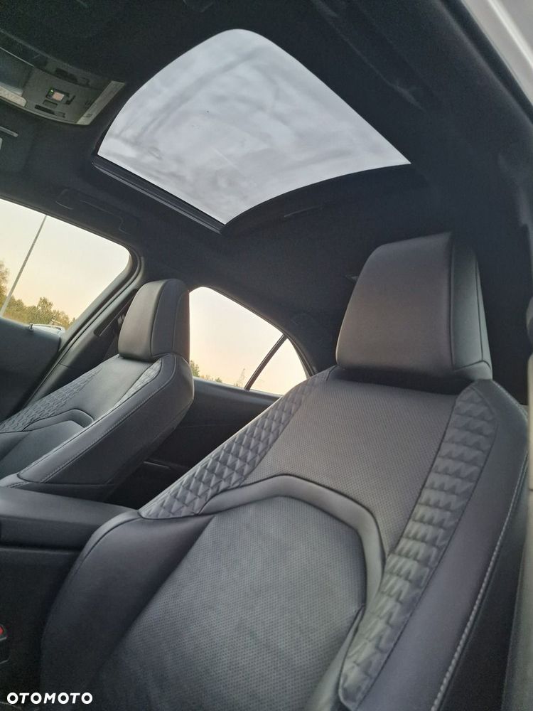 Lexus UX - 30
