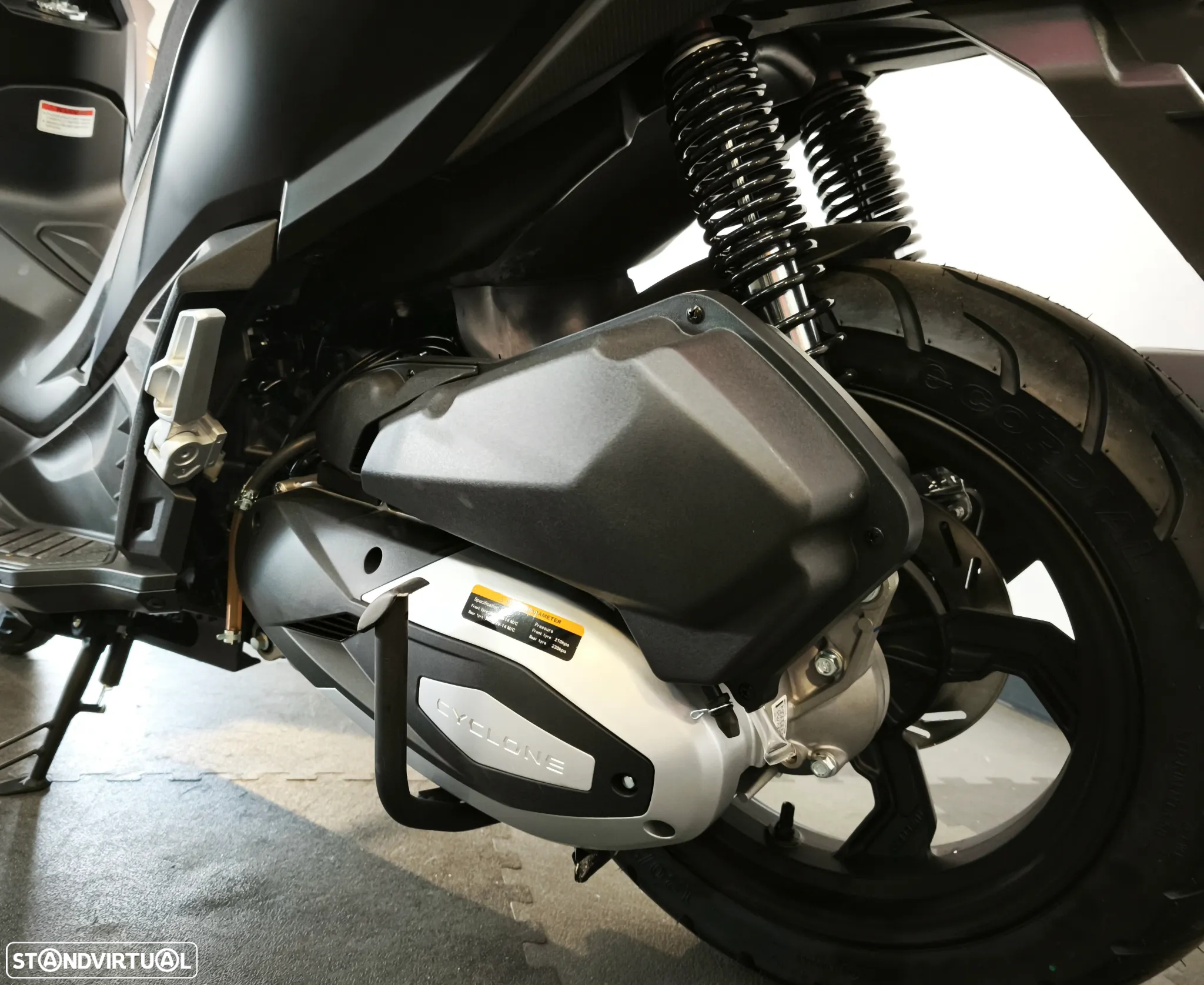 Cyclone 125 Scooter - 12