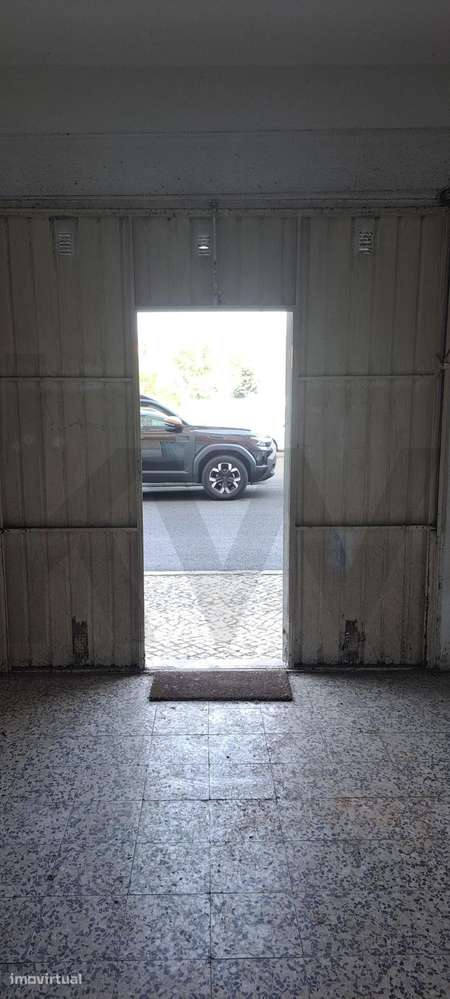 Armazém / Box no Cacém – Pé Direito Generoso e Próximo da Estação - Grande imagem: 5/8
