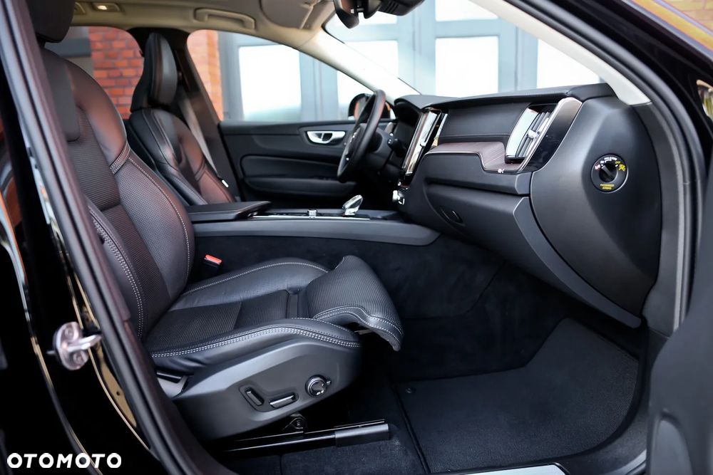 Volvo XC 60 B4 D AWD R-Design - 22