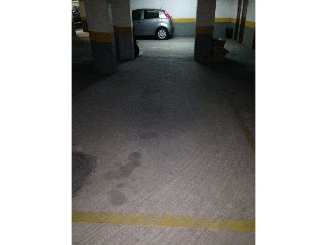 Arrenda-se Lugar de Garagem Duplo - Rua Luís de Aguiar, 52 - Grande imagem: 2/9