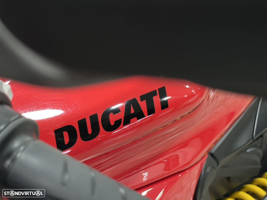 Ducati Streetfighter V2 - 4