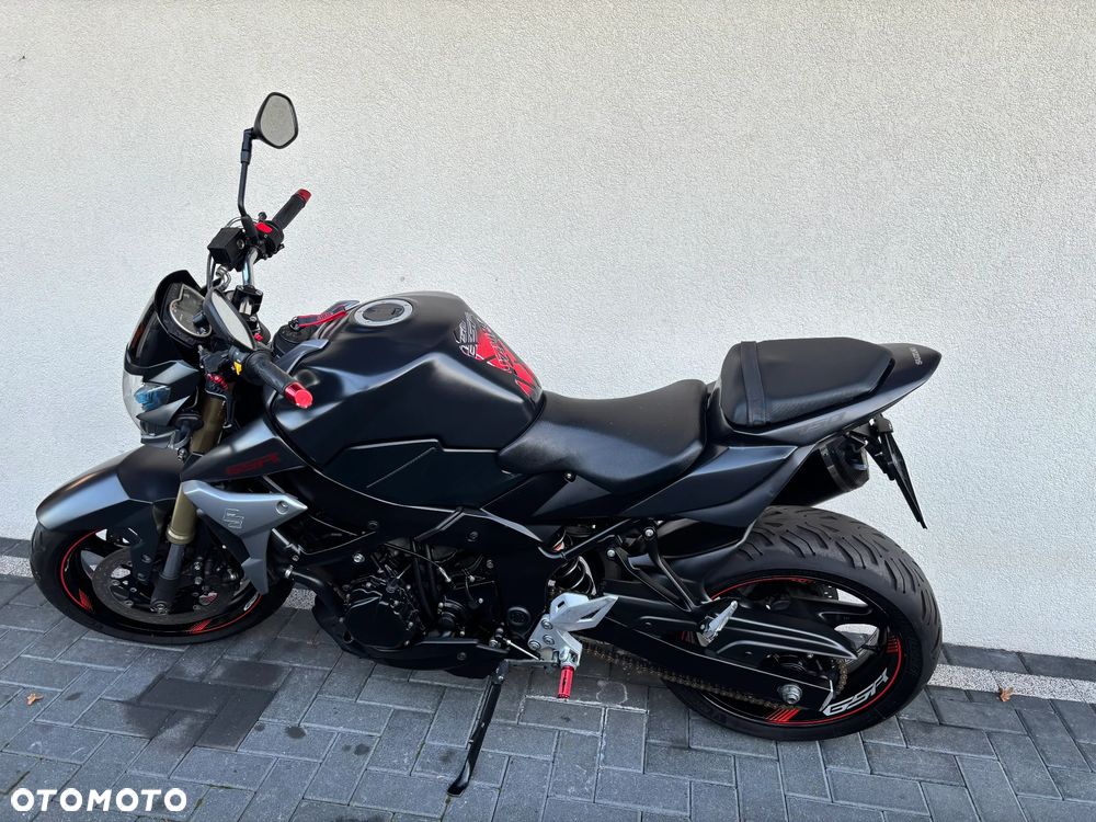 Suzuki GSR - 4