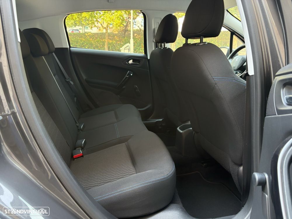 Peugeot 208 1.2 PureTech Signature - 8