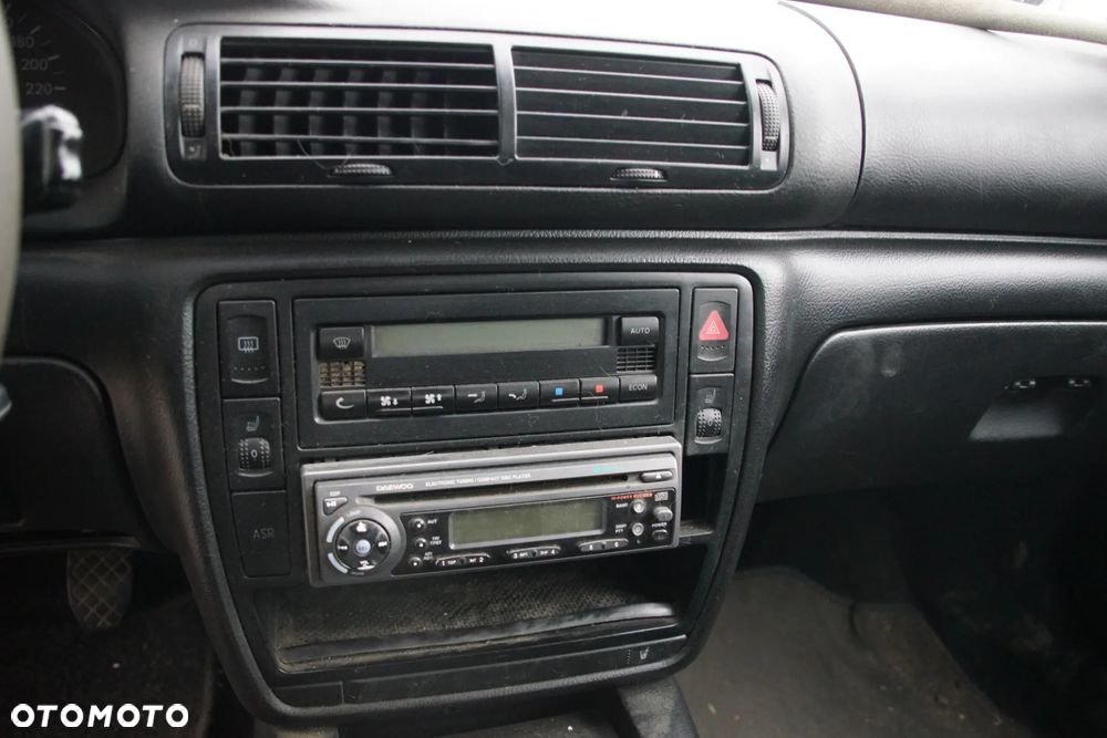 Auto na części - Volkswagen Passat B5 1.9 TDI 115 KM AJM DUK LB7Z 2000R Silnik Skrzynia Drzwi Maska Błotnik Klapa Zderzak Lampa Lusterko Klamka Szyba Deska Kokpit Sterownik Moduł Czujnik Licznik Panel Kierownica - 13