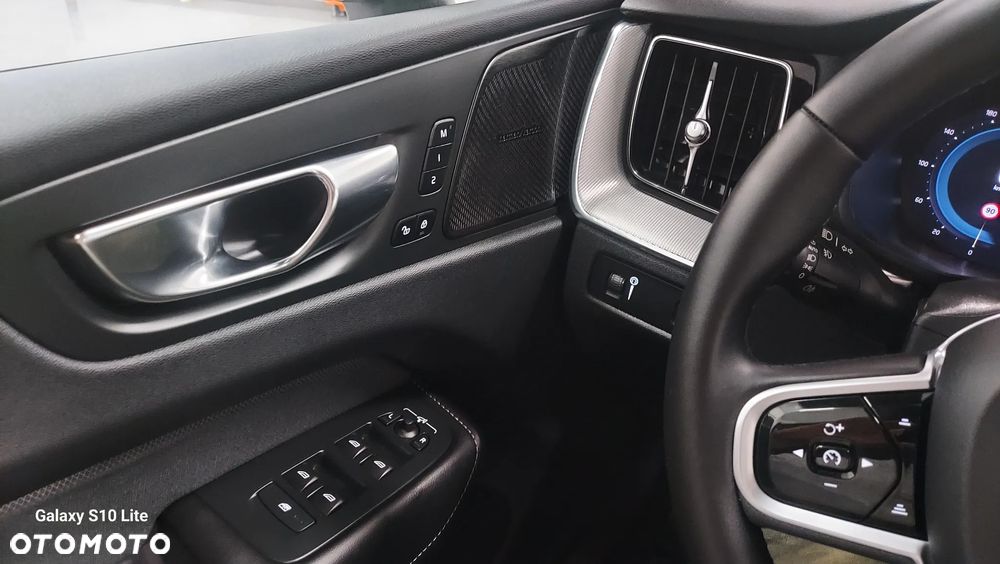 Volvo XC 60 B4 D AWD Ultimate Dark - 21