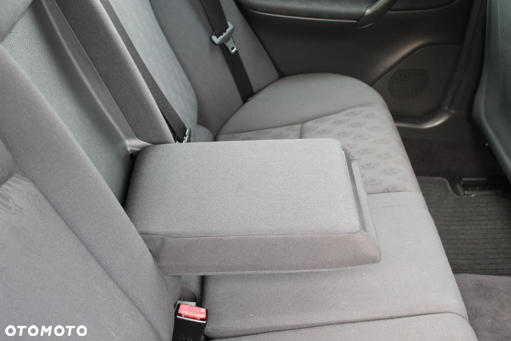 Mercedes-Benz Klasa C 200 CGI Elegance - 24