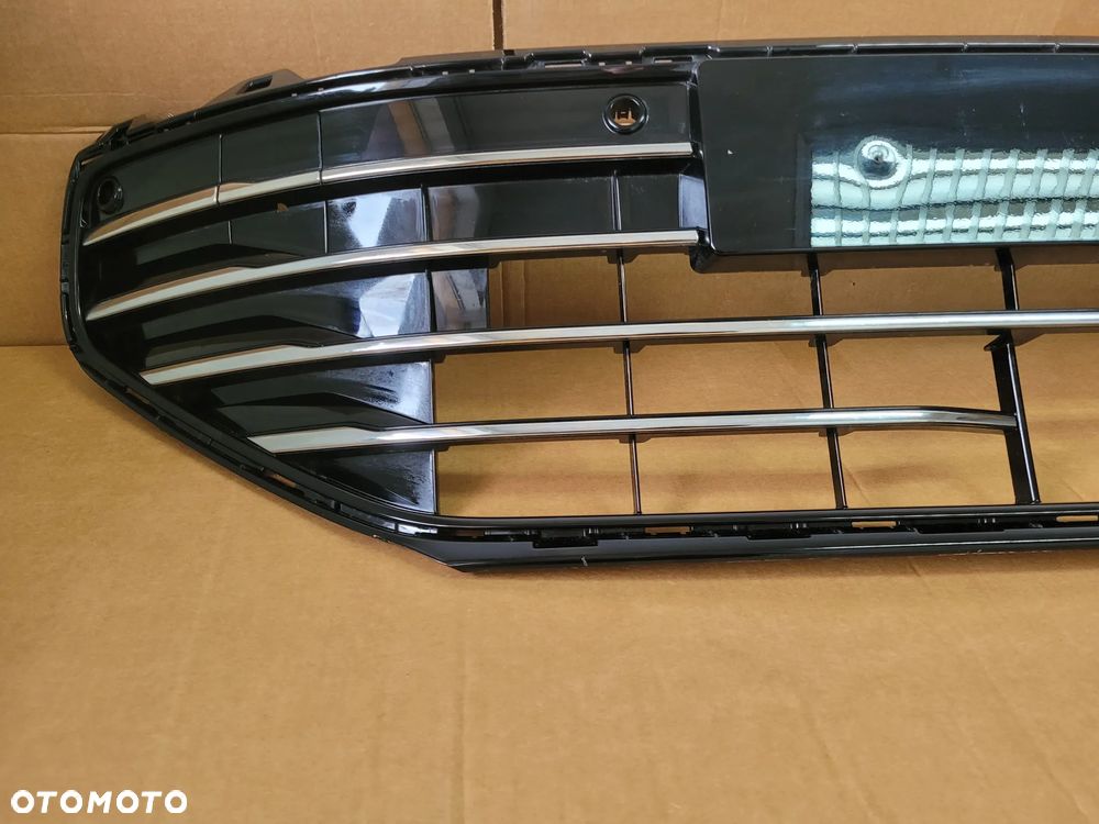 KRATKA ZDERZAKA ŚRODKOWA VW PASSAT B9 3J0853677B 3J0853677D - 7