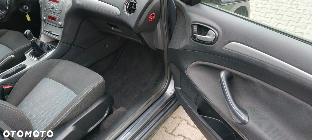Ford Mondeo 2.0 Ambiente - 22