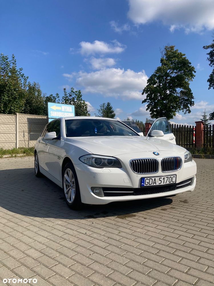 BMW Seria 5 523i Touring Sport-Aut - 2