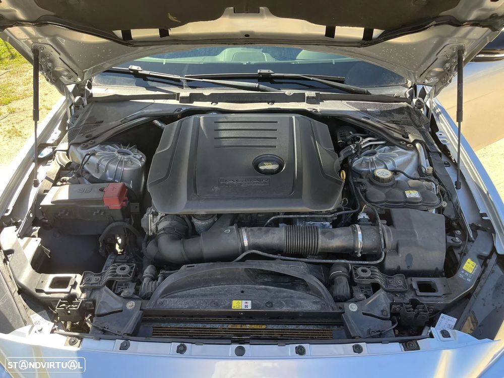 Jaguar XE 20d Portfolio - 11