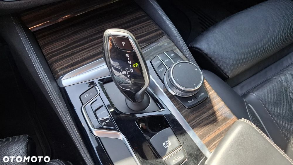 BMW Seria 5 M550i xDrive - 32