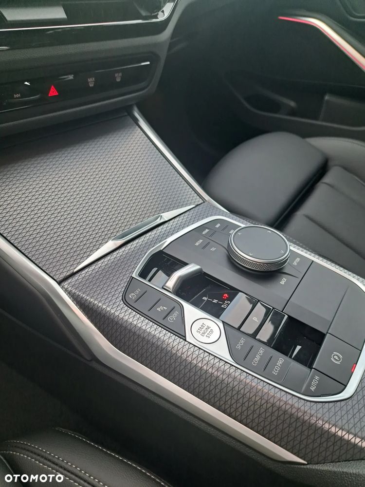 BMW Seria 3 330i xDrive - 16