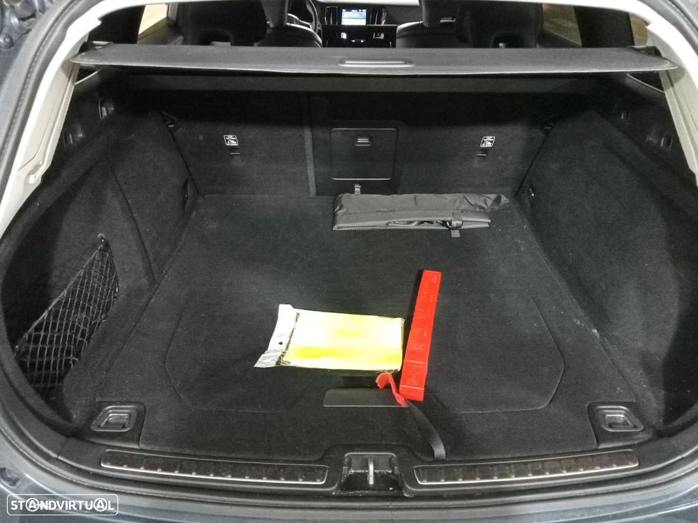 Volvo V60 2.0 B4 Plus Dark Auto - 7