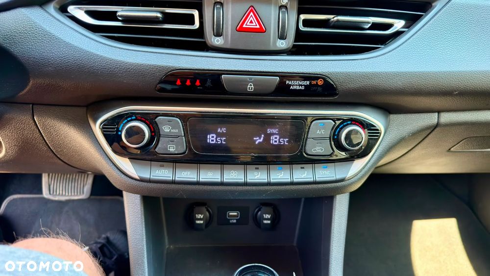 Hyundai i30 1.6 D Comfort DCT - 24