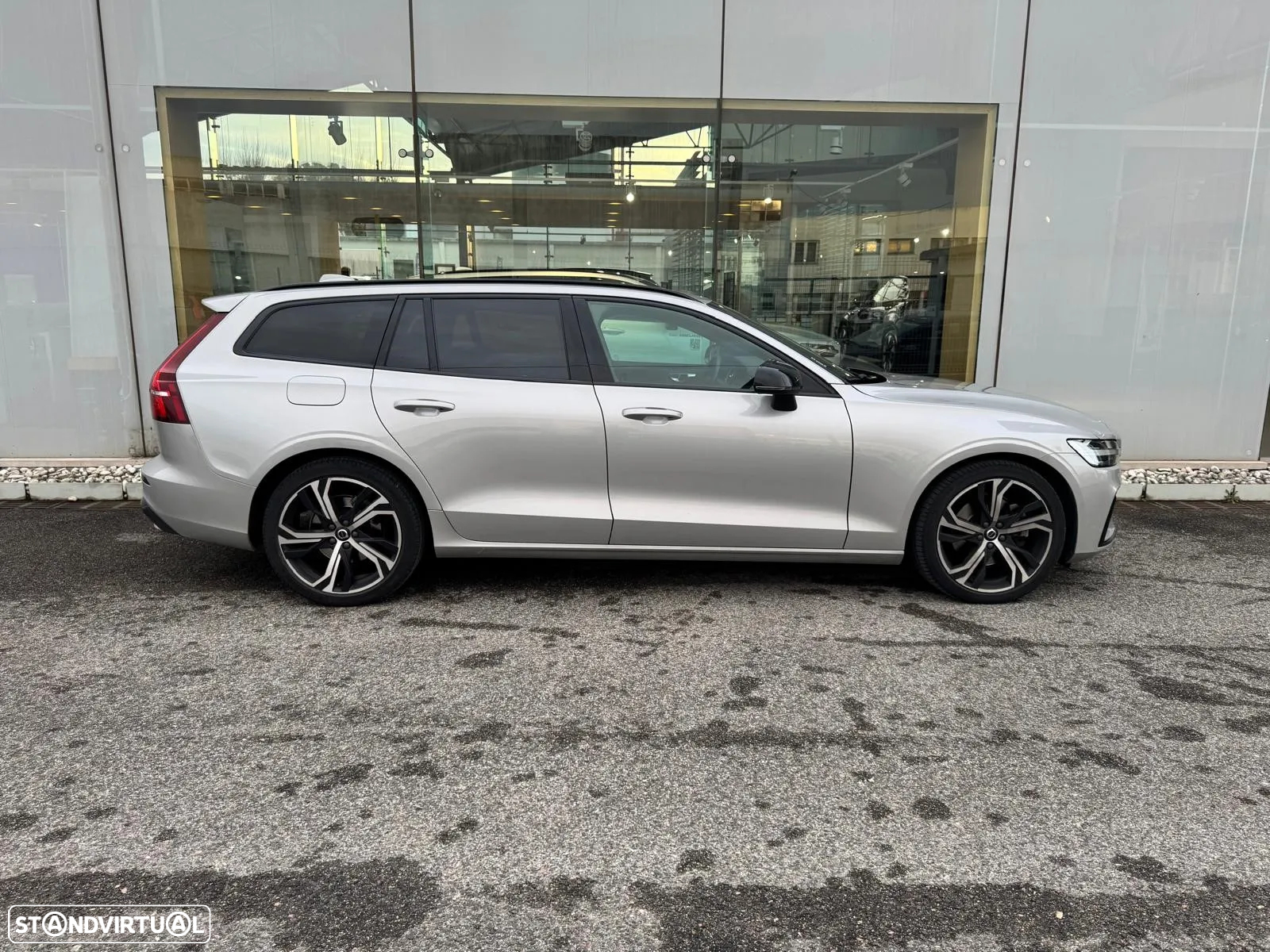 Volvo V60 2.0 B4 Plus Dark Auto - 12