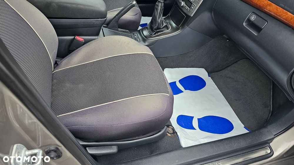 Toyota Avensis 2.0 D-4D 2010 - 19