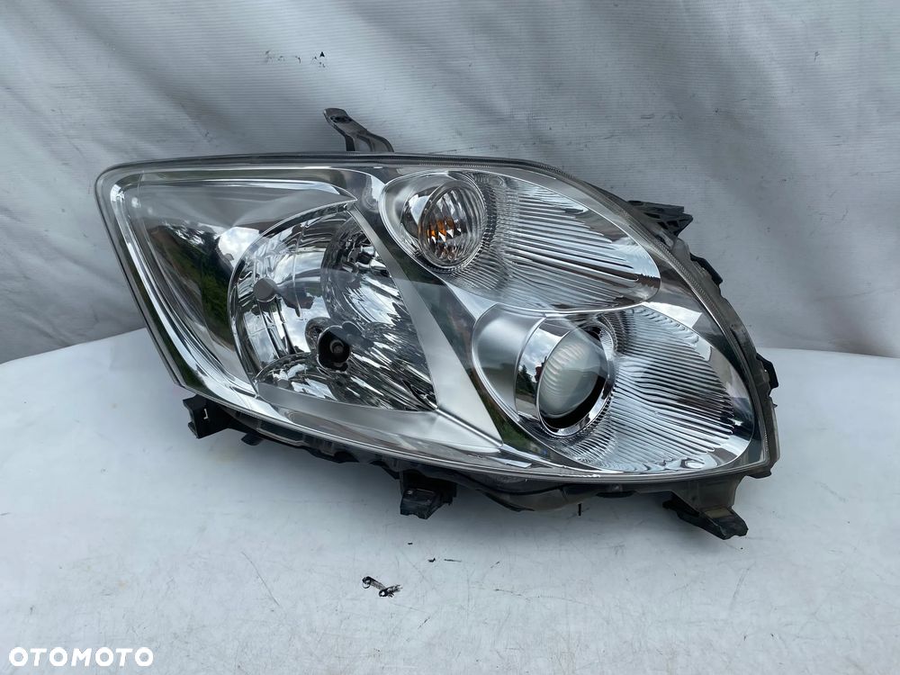 lampa auris I przed liftem eu prawa cała - 1