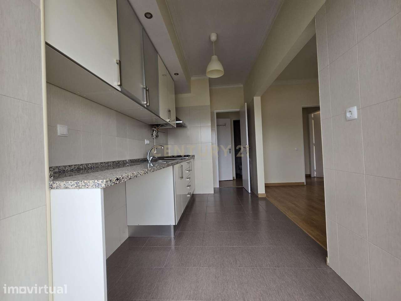 Apartamento Renovado em Almada com Vista e Boa Localização - Grande imagem: 4/13