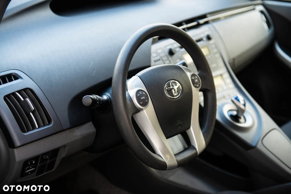 Toyota Prius (Hybrid) Executive - 18