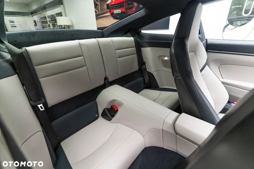 Porsche 911 Carrera 4 GTS - 10