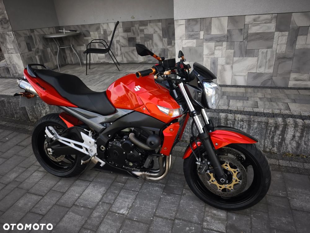 Suzuki GSR - 3