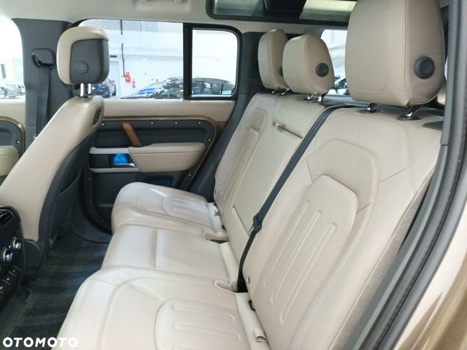 Land Rover Defender - 17