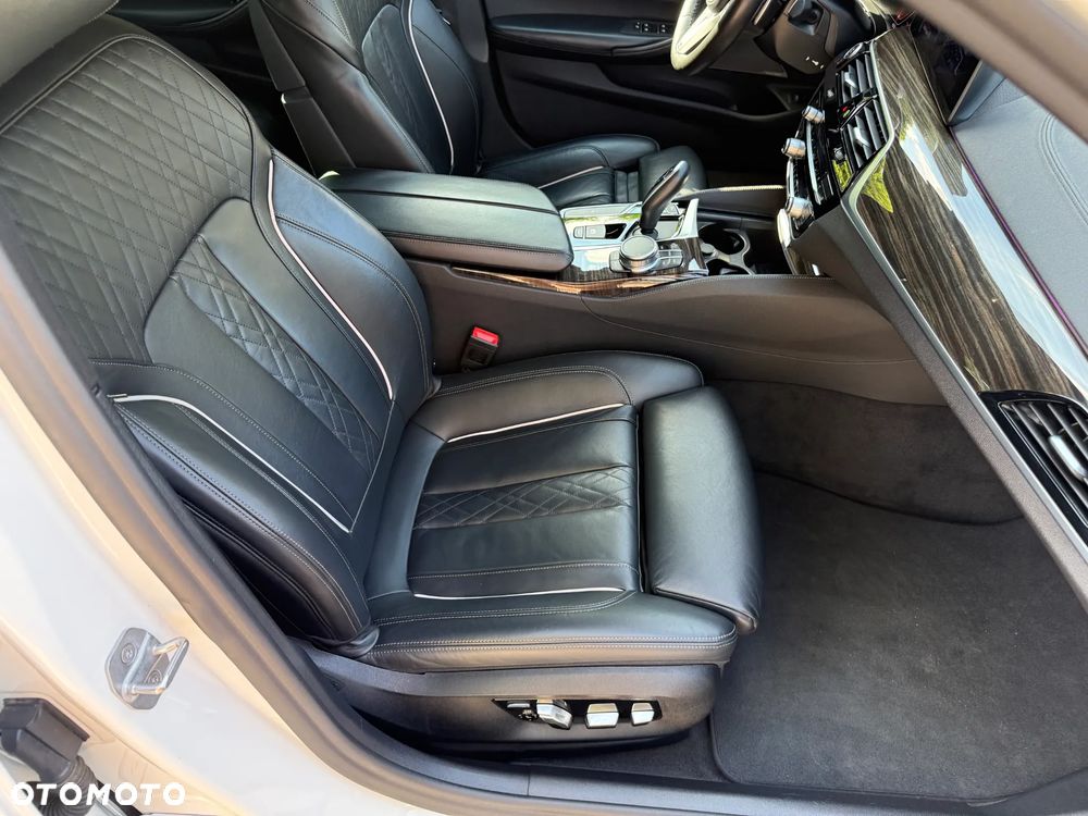 BMW Seria 5 M550i xDrive - 22