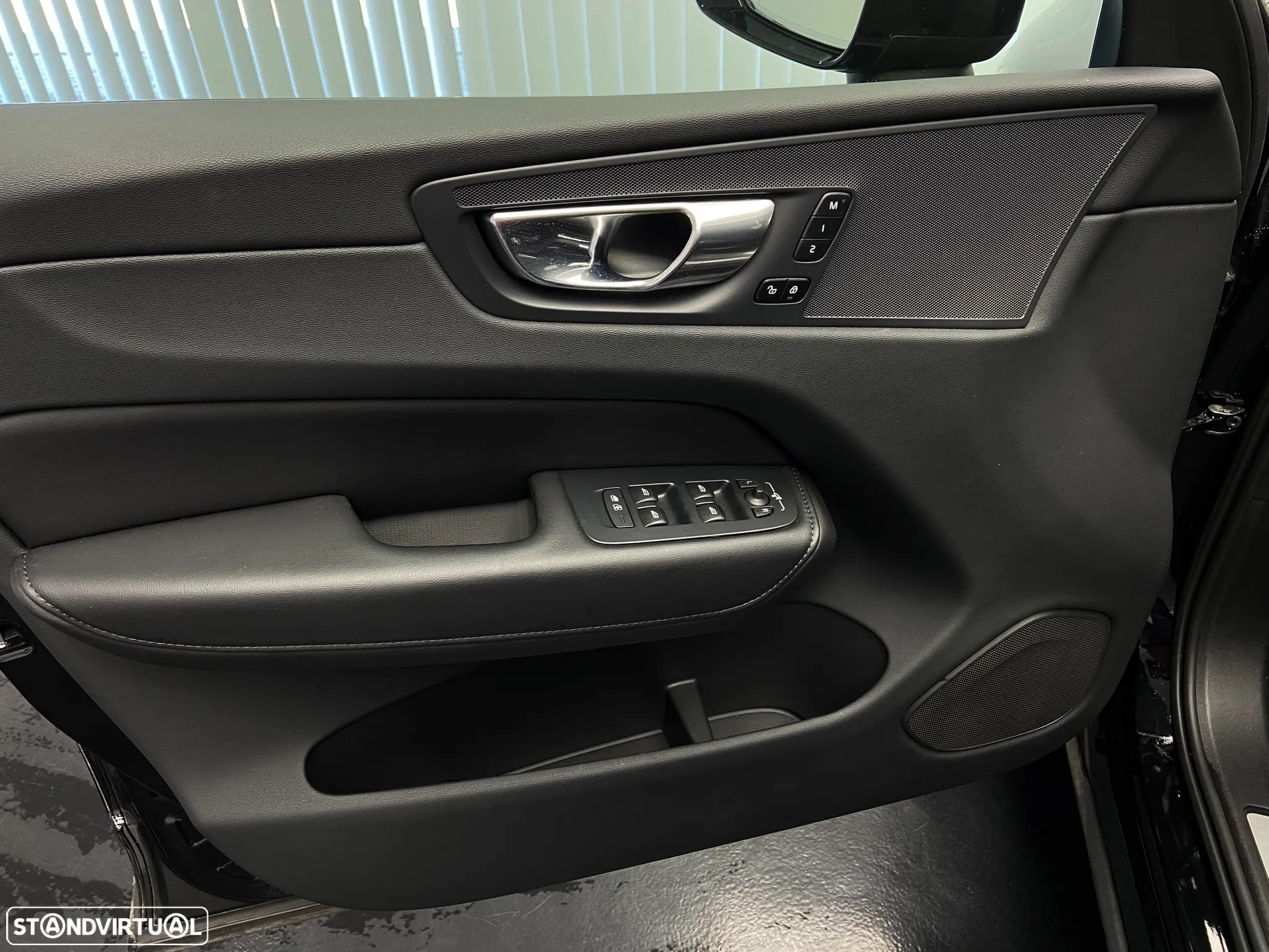 Volvo XC 60 2.0 T6 PHEV Plus Dark AWD - 6