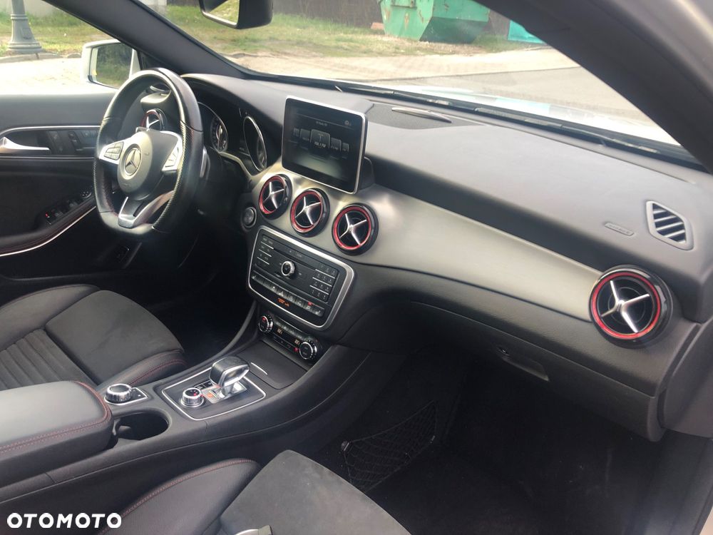 Mercedes-Benz GLA 45 AMG 4Matic 7G-DCT - 31