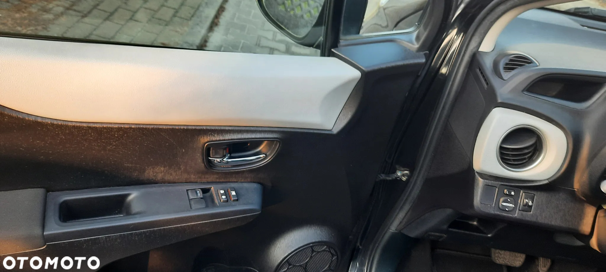 Toyota Yaris Hybrid 100 Dynamic - 17