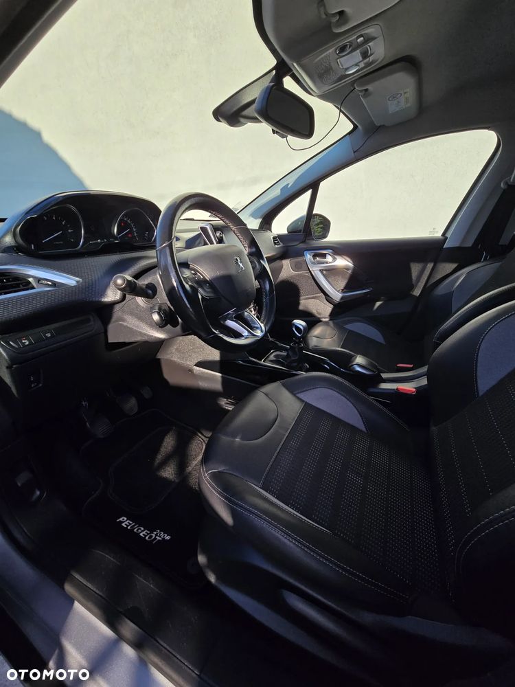 Peugeot 2008 1.2 PureTech Allure S&S - 11