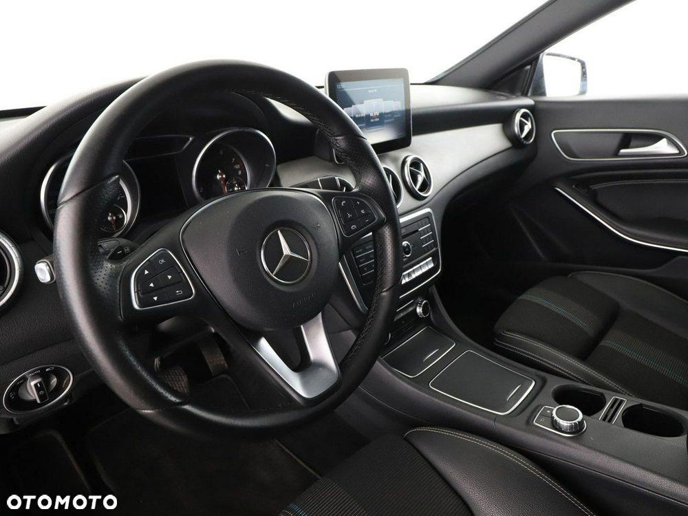 Mercedes-Benz CLA 180 7G-DCT Urban - 15