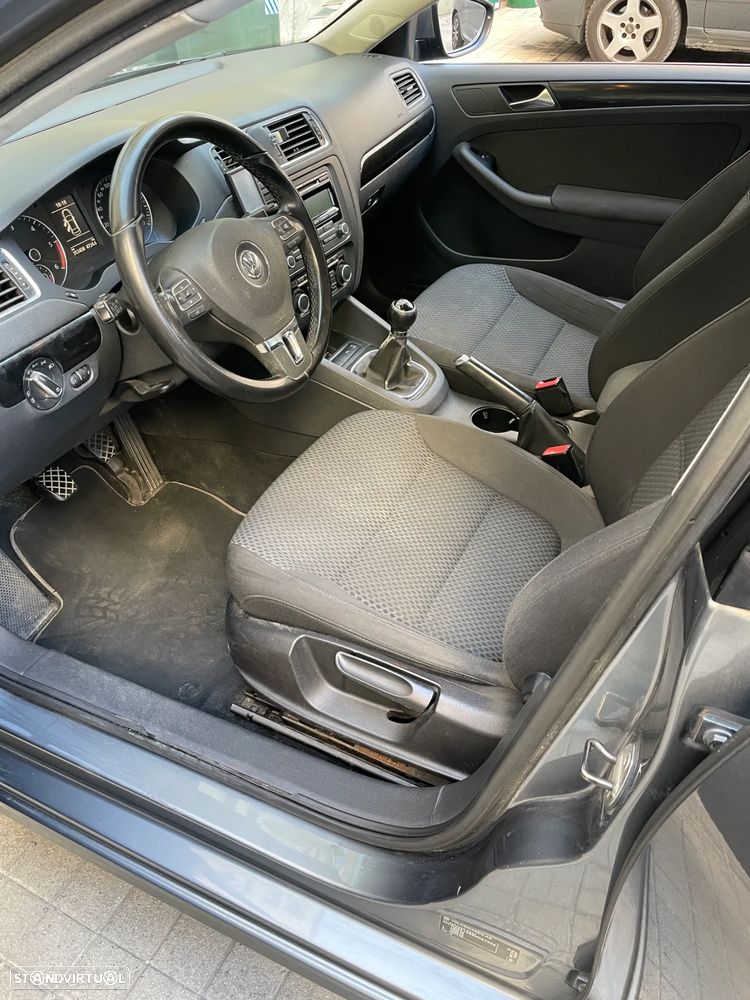 VW Jetta 1.6 TDi Confortline BM - 5