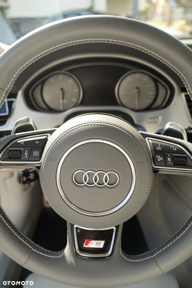 Audi S8 - 30