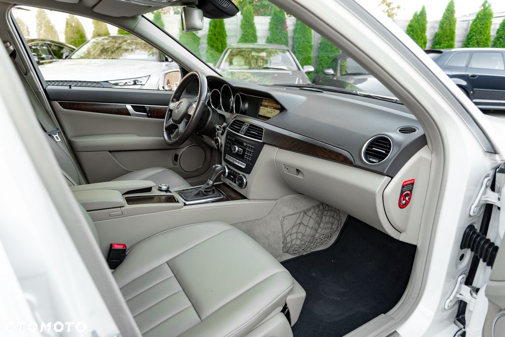 Mercedes-Benz Klasa C 250 CDI DPF 4Matic (BlueEFFICIENCY) 7G-TRONIC - 23