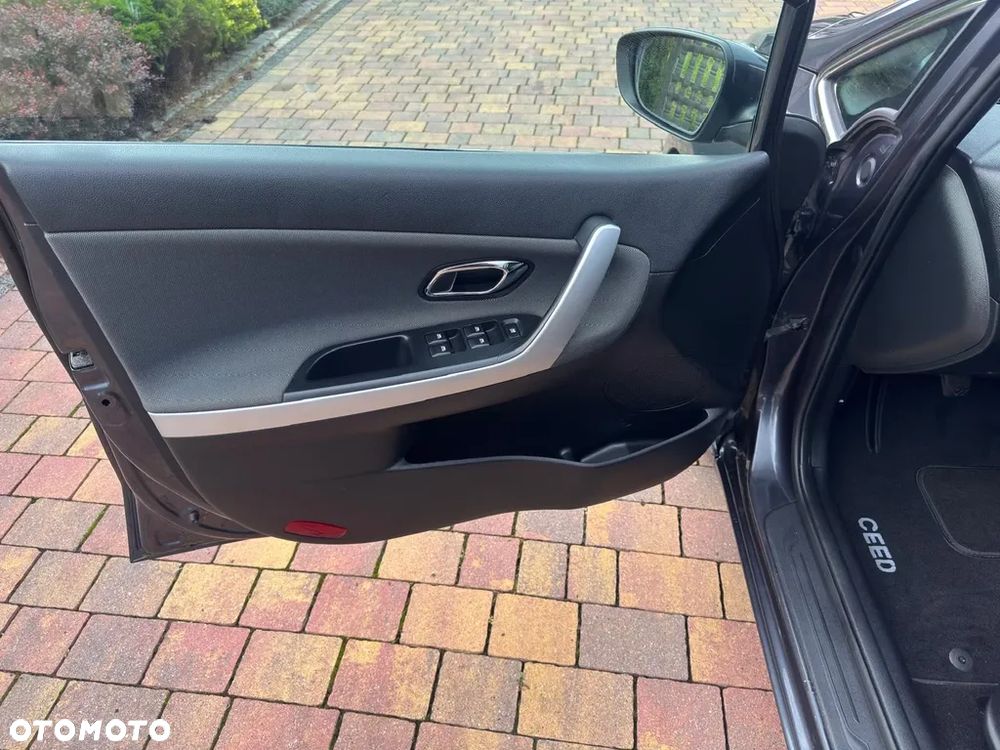 Kia Ceed - 11