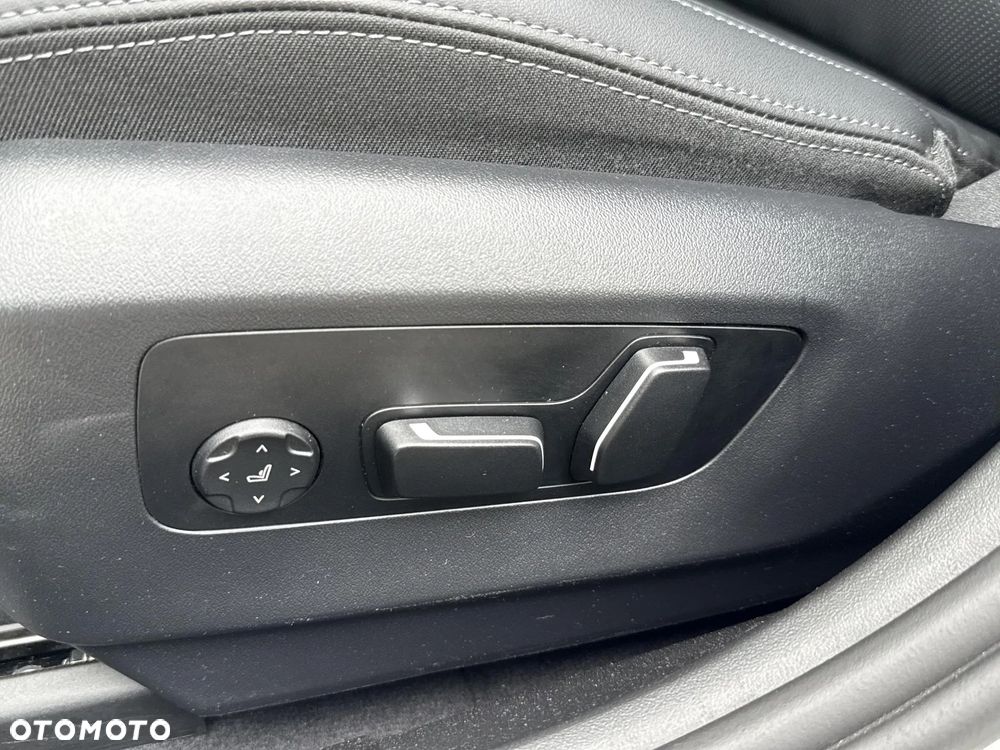 BMW Seria 5 530e xDrive PHEV - 32