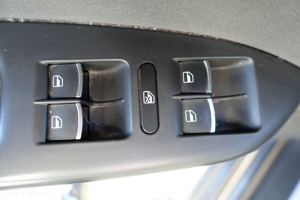 Volkswagen Touran 2.0 TDI DPF STYLE - 25