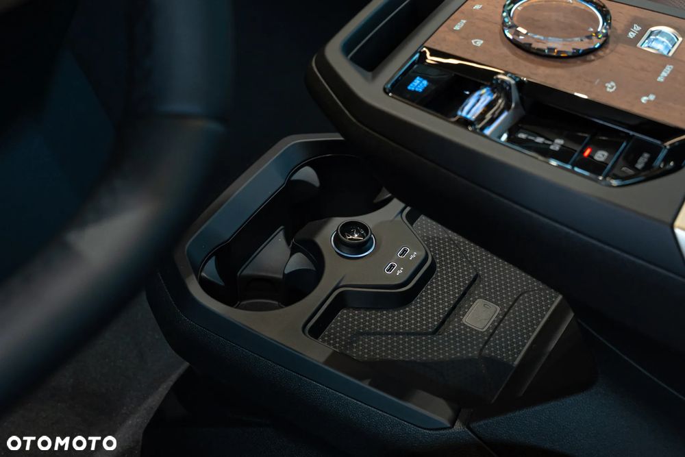 BMW iX - 26