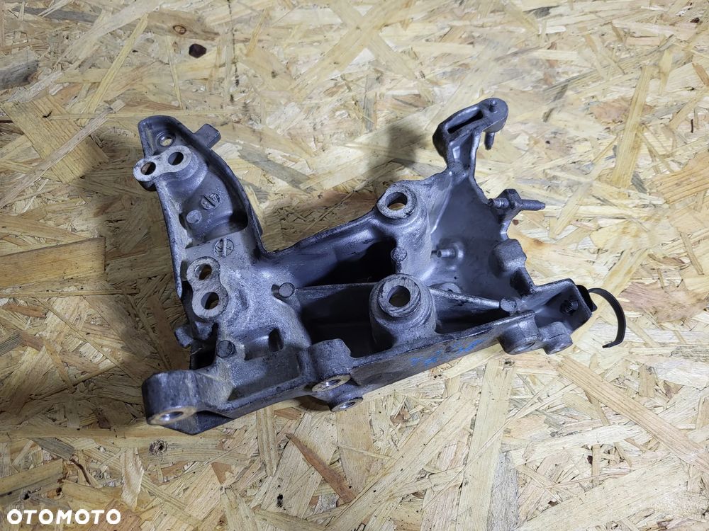 Łapa wspornik alternatora Peugeot Citroen - 2