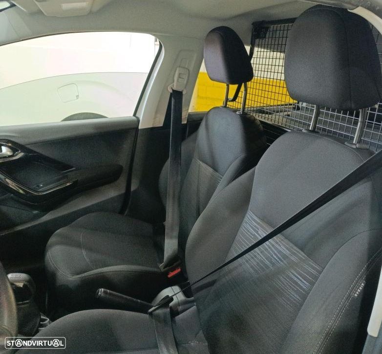 Peugeot 208 - 5