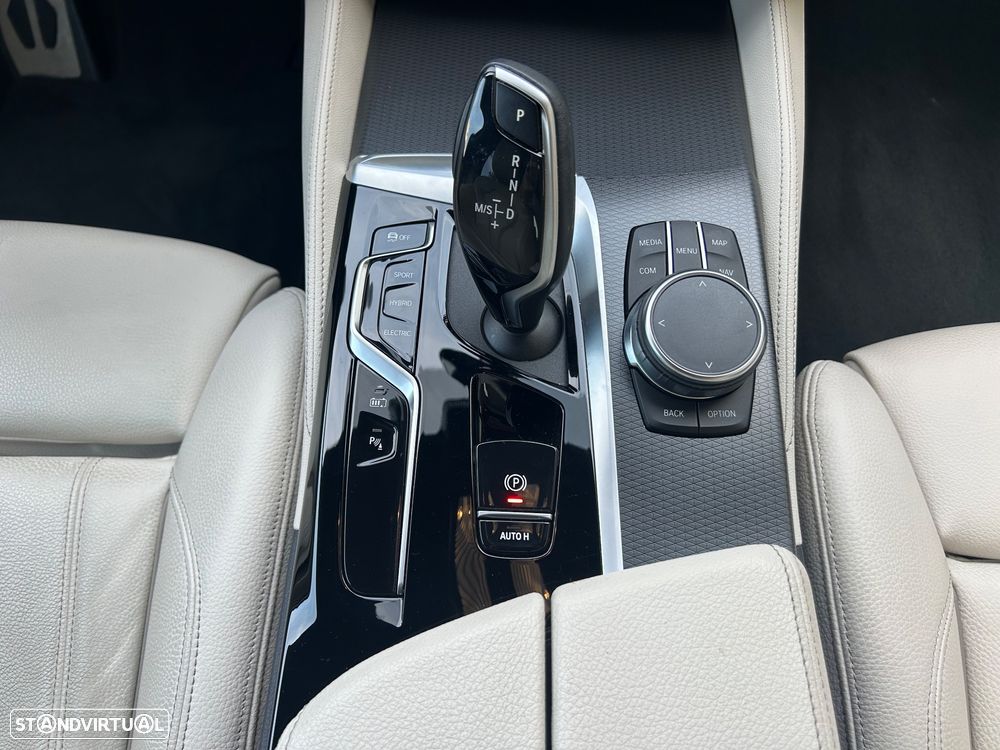 BMW 530 e Pack Desportivo M - 8