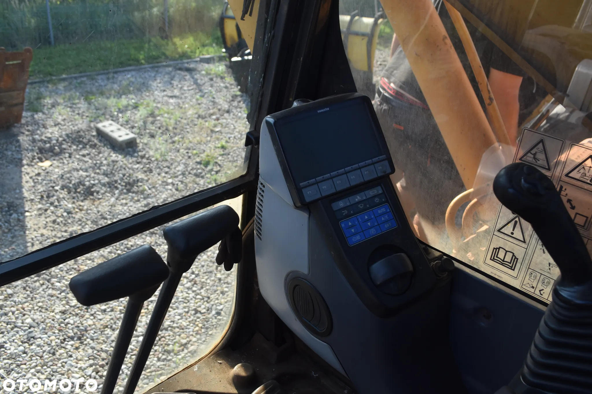 Komatsu PC210 - 14