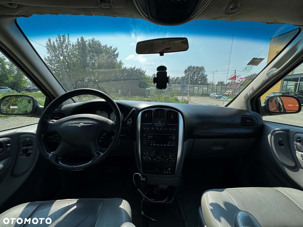 Chrysler Town & Country - 7