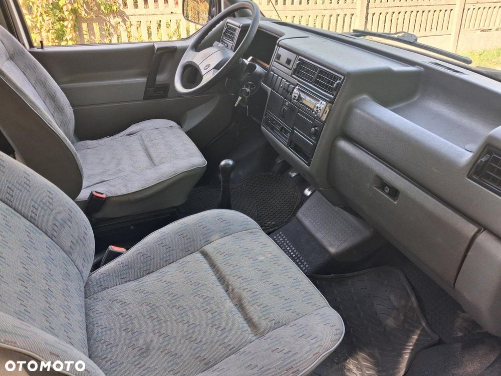Volkswagen Caravelle - 8