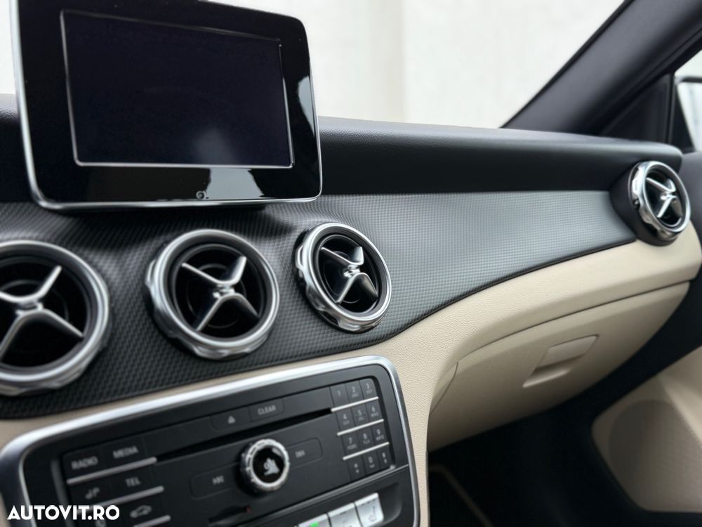 Mercedes-Benz GLA 180 7G-DCT - 10