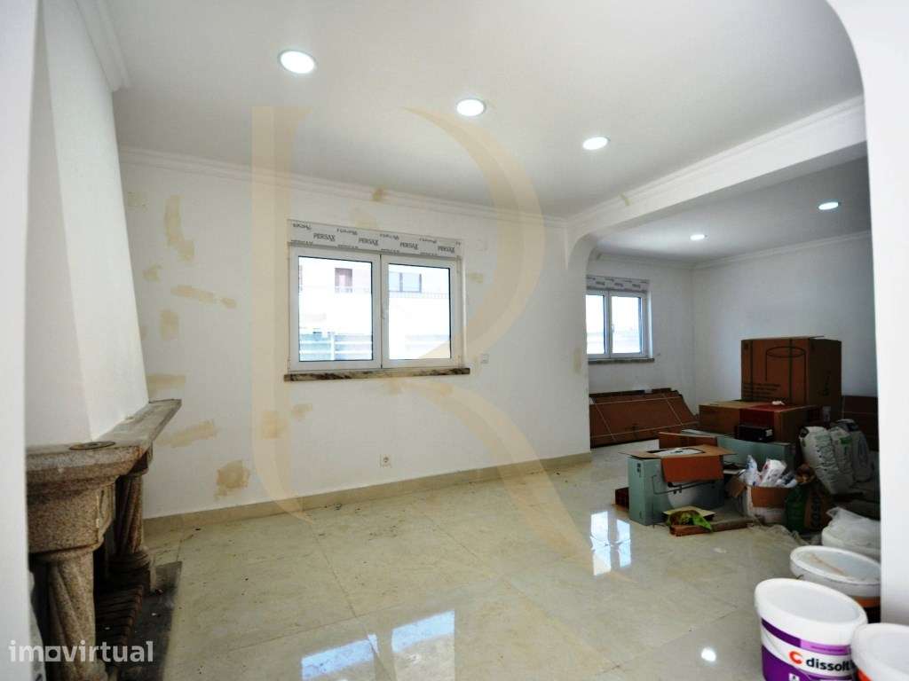 Moradia geminada remodelada T3+2 com logradouro, anexo e terraço em... - Grande imagem: 3/34